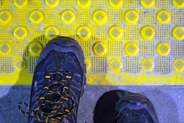 जमीन पर जूते